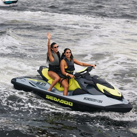 Duas pessoas em Jet Ski na água