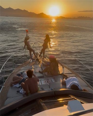 Grupo a bordo em um fim de tarde